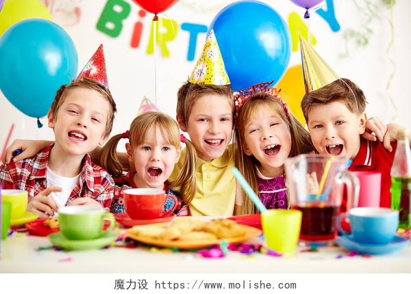 一群可爱的孩子在生日派对上玩得很开心生日聚会上的孩子